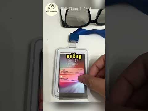 Người đàn ông này bật nút mở màn hình điện thoại lên.