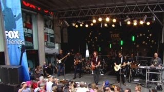 The Doobie Brothers perform &#39;World Gone Crazy&#39;