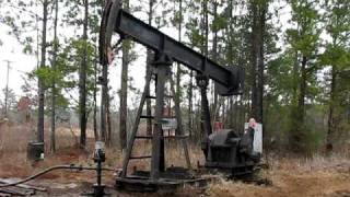 preview picture of video 'Old style Oilwell Pumping unit'