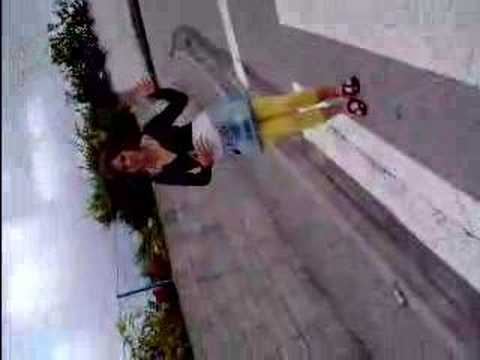 Sara a tentar dançar musica pimba xD