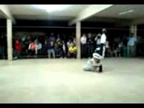 jovens B boys dançando na escola