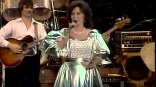 LORETTA LYNN: HONKY TONK Trailer