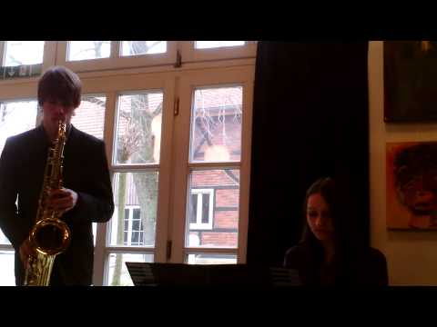 Elias Rütten und Theresa Klauenberg bei  der Ausstellung „Verzweigungen" von Beate Sombetzki