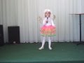 Девочка поёт на конкурсе песню "Маленькая страна" 