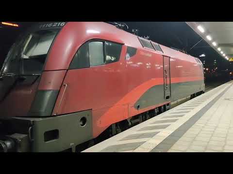 Railjet Taurus 1116 216 macht Musik am Bahnhof München Ost