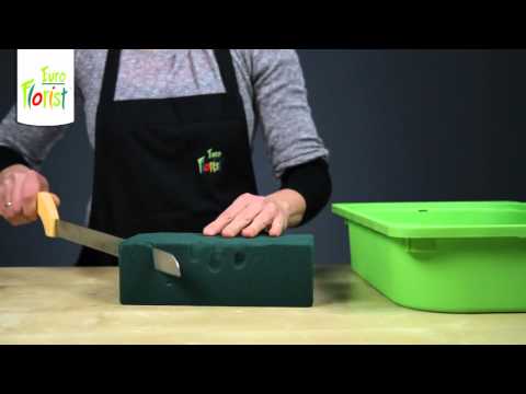 Jak stosować mokrą gąbkę florystyczną?