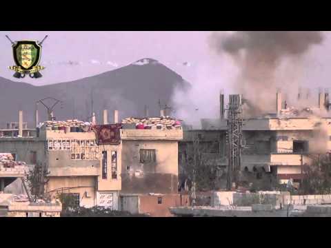 تصاعد أعمدة الدخان نتيجة استهداف قوات النظام بصواريخ محلية الصنع من قبل جبهة أنصار الإسلام في بلدة الطيبة في ريف دمشق