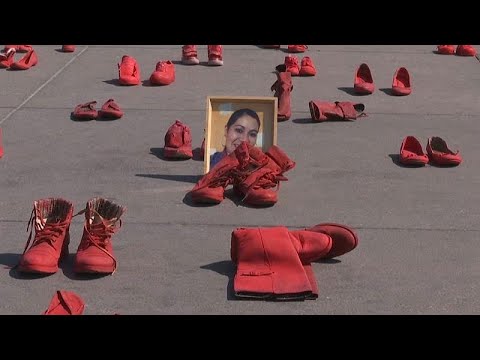 Мексика: "Красная обувь" в память об убитых