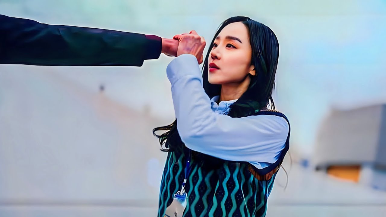 Alunos Idiotas tentam intimidar sua professora, sem saber que ela é uma boxeadora