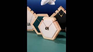 Dekolt, stojanček, stojan na šperky octagon zeliený