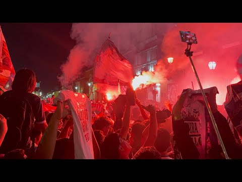 "¡BANDERAZO BLANQUIAZUL EN TRUJILLO! / LA HINCHADA SE HIZO PRESENTE PARA ALENTAR A LOS FUTBOLISTAS" Barra: Comando SVR &bull; Club: Alianza Lima &bull; País: Peru
