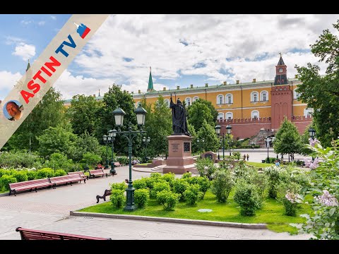 Москва. Кремль. Утро в Александровском саду.