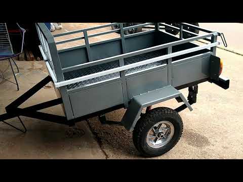 Reboque pra moto com rodas de liga leve.