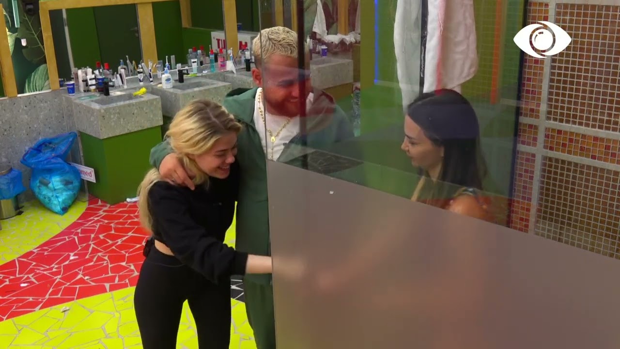 Kiara në dush, Luizi e ngacmon