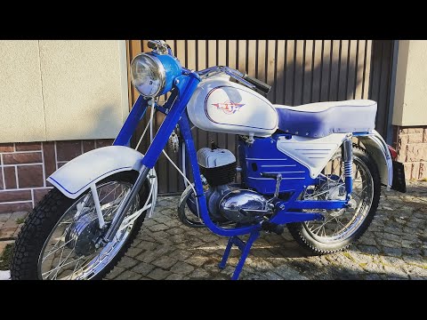 WSK 125 M06 B1 wystawowa biało niebieska prezentacja