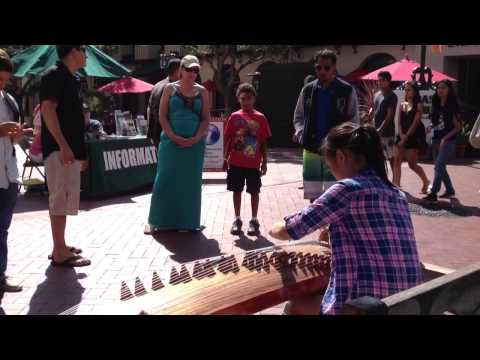 Guzheng Performance on Santa Barbara State Street (Yi Dance)