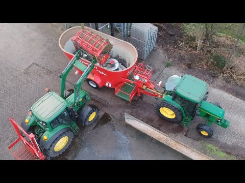 Feeding cattle JD & Trioliet