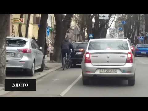 Як у Франківську велосипедист на велодоріжці “підпихав” автомобіль. ВІДЕО