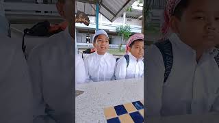 กุรอ่านยามเช้า จากคนมาโรงเรียนเช้าๆ