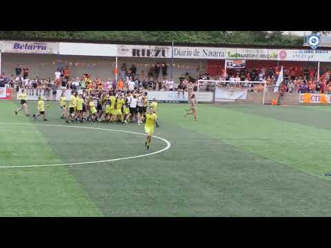 Invasión de campo de los aficionados del CD San Miguel tras lograr el ascenso a Autonómica Navarra.