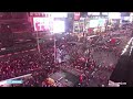Knallende motoruitlaat veroorzaakt grote paniek op Times Square in New York - RTL NIEUWS