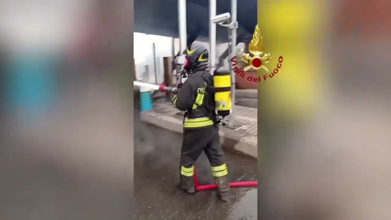 Va a fuoco camion carico di gomme, in fiamme il casello Brescia sud della A21: il video