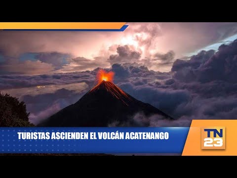 Turistas ascienden el volcán Acatenango