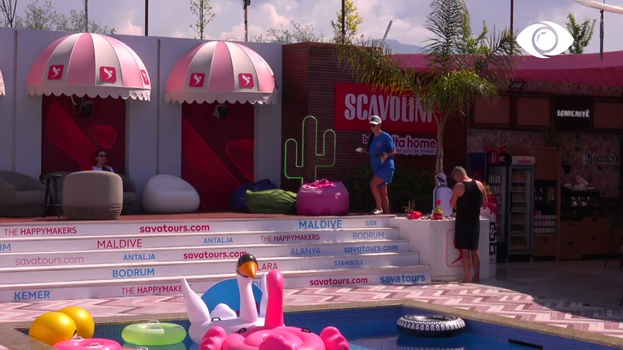 Kiara konsumon kafen e mëngjesit, Nita kërcen