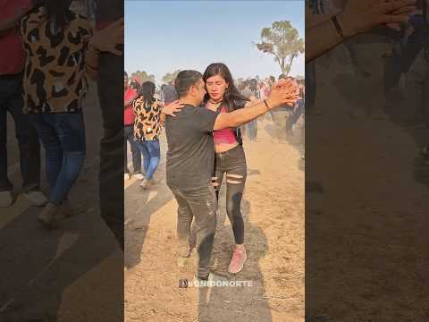 Espectacular como baila #guaracha esta pareja en #pistadetierra #santiagodelestero 🔥😎