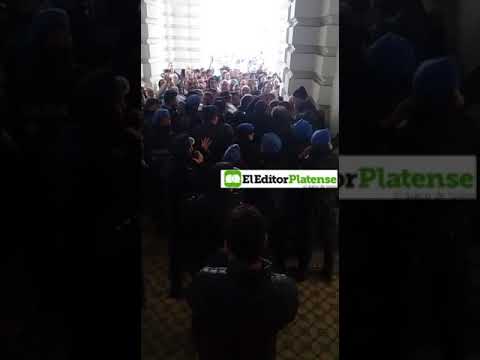 Tensión en el acceso a la Municipalidad con los taxistas