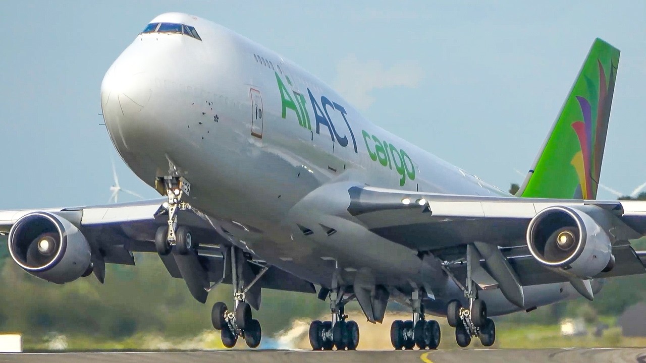 BOEING 747 DEPARTURE + B747 SUNSET LANDING - 60 Minutes of Aviation (4K)