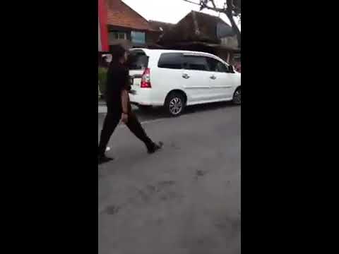 Heboh ! Ini baru Preman Sejati ! Berani melawan polisi ketika ditilang ,sampe berantem !