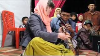 Download lagu Cewek bule bermain rabab / barabab Minang di Pesisir Selatan mp3