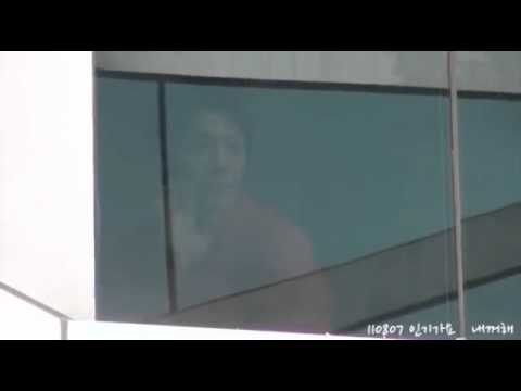 (fancam)110807 Donghae waving to fans!!