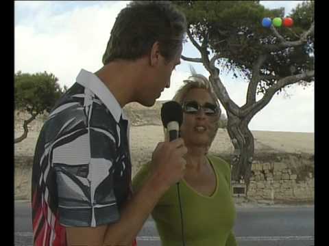 Italia- una iglesia a la que le cayó una bomba y un árbol antiquísimo - Por el mundo