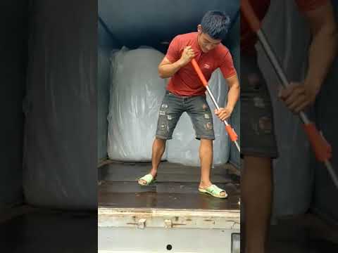 Vệ sinh thùng xe tải chở hàng