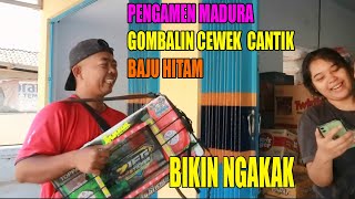 Download lagu Pengamen Pantun Madura Lucu Bikin Ngakak Berani Gombalin Cewek Cantik Baju Hitam | TERBARU 2023 mp3