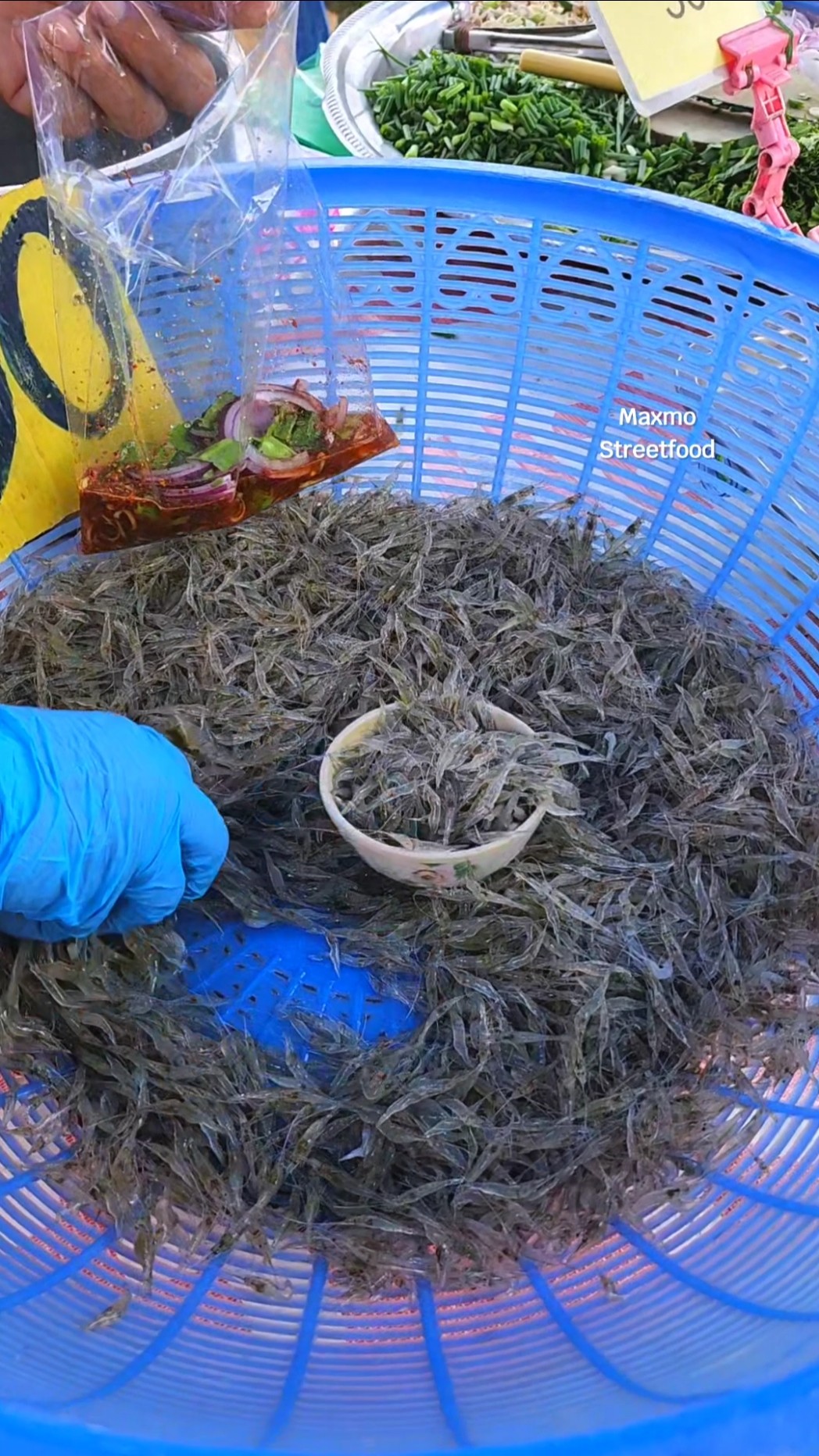Salad udang menari yang menggugah selera di Thailand! Siap untuk mencicipi kesegaran di setiap gigitan? 🍤💃