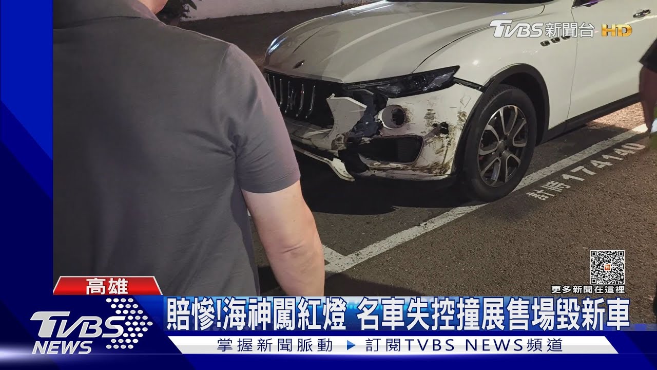 這下賠慘了!「海神」闖紅燈 直行名車失控撞展售場毀新車