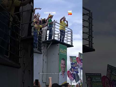 “Volta Bolsonaro”: Flávio puxa coro durante ato de campanha em Copacabana (RJ)