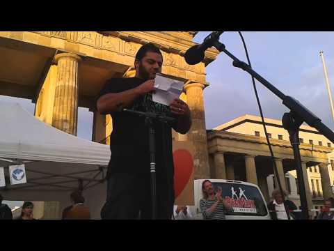 Patrik Baboumian auf der Mahnwache am Brandenburger Tor in Berlin am 02.06.14