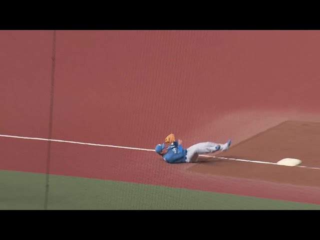 【7回裏】3塁線は抜かせない!! ファイターズ・渡邉諒 見事なダイビングキャッチ!! 2022年3月15日 埼玉西武ライオンズ 対 北海道日本ハムファイターズ