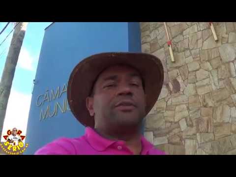 Repórter do Mato se emociona em frente a Câmara de Juquitiba