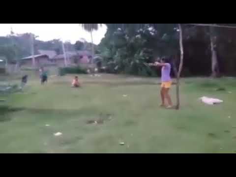 Niños juegan El Juego del Calamar versión selva donde eliminan con un baladorazo