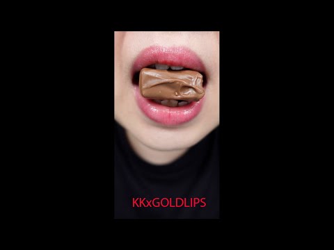 ASMR SNICKERS CHOCOLATE SATISFYING CLOSE UP MOUTH EATING SOUNDS MUKBANG #Shorts