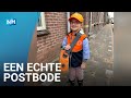 PostNL verrast Luna (4) met een echt postbodepak