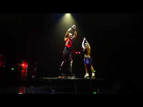 Roller skating act by Pavel & Anastasiia 2232 / www.maximaaa.com