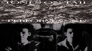 tones on tail performance subtitulada