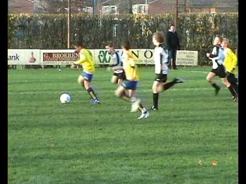 Internos E6 Jarryl maakt een doelpunt