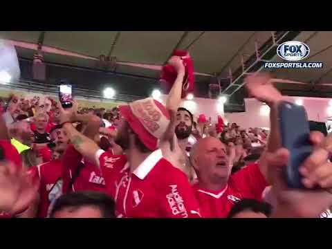 "Hinchas de Independiente en el Maracaná" Barra: La Barra del Rojo • Club: Independiente • País: Argentina